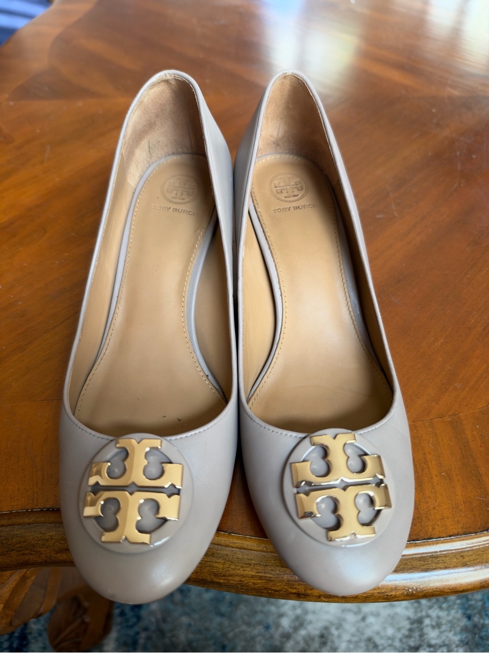 Tory Burch Taupe Leather Logo Medallion Dress Shoes Women Size 9